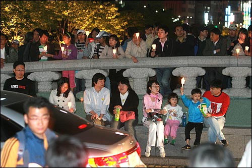 청계광장에 들어가지 못한 일부 시민들이 모전교 위에서 촛불문화제에 참여하고 있다.