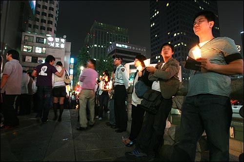 청계광장에 들어가지 못한 일부 시민들이 모전교 위에서 촛불문화제에 참여하고 있다.
