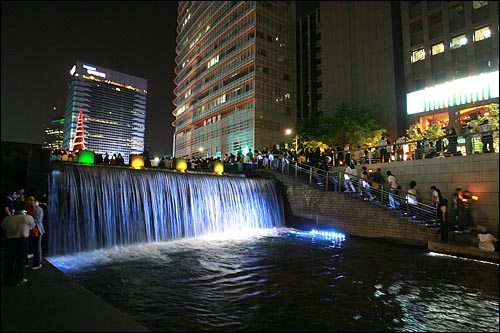 17일 저녁 서울 청계광장에서 광우병위험미국산쇠고기 수입반대 촛불문화제가 열리는 가운데, 촛불을 든 시민들이 청계천으로 내려오고 있다.