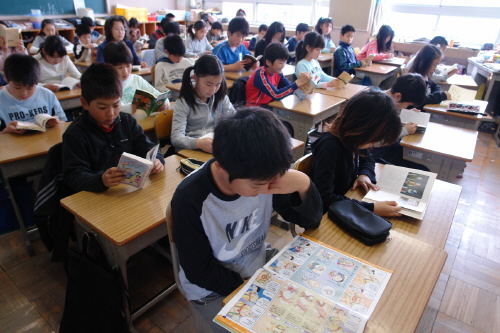 일본 도쿄 가미히라이 초등학교 학생들이 <아침독서>를 하는 장면. 가미히라이 초등학교는 지난 1996년부터 하루도 빠트리지 않고 <아침 독서>를 실시하고 있다. 집단따돌림과 등교 거부, 기물 파손, 교사에 대한 반항, 수업 불성실 등으로 '학교 붕괴' 위기를 겪고 있었으나 <아침독서>로 이 같은 문제를 말끔하게 해결했다고 한다.