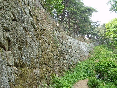 자연석으로 막쌓기 한 후 조금 다듬은 작은 돌로 얹어쌓은 성벽