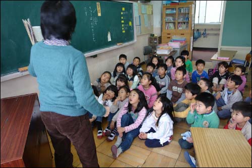 일본 가미히라이 초등학교에서는 '아침 독서' 시간에 저학년 학생들에게 교사가 직접 책을 읽어주기도 한다.