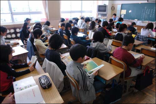 일본 도쿄 가미히라이 초등학교 학생들과 교사가 함께 '아침 독서'를 하고 있다. '아침 독서'는 ‘매일 학교에서 수업 시작 전 10분 간’, ‘학생과 교직원 전원 참여’, ‘각자가 좋아하는 책을 교실에서 읽는다’, ‘결과물을 요구하지 않는다’는 4원칙으로 구성된다.