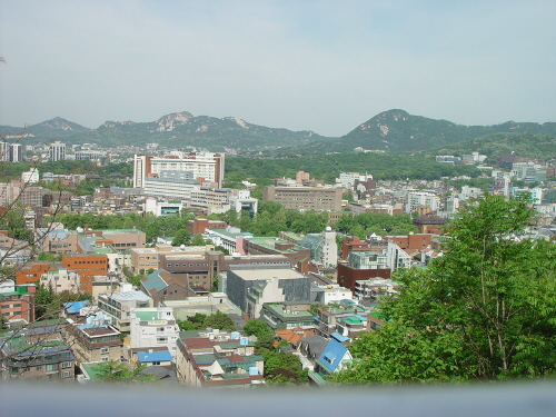  낙산 가는 길에 바라 본 북악산과 인왕산