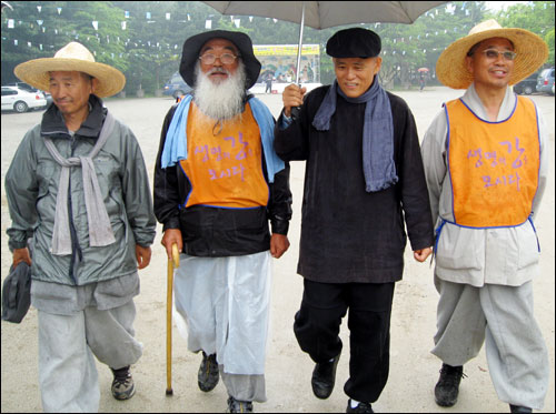 지난 18일 경기도 광주의 한 수목원에서 생명평화순례단의 도법 스님, 문정현 신부, 김용옥 교수와 나란히 걷고 있는 수경 스님(맨 오른쪽) 