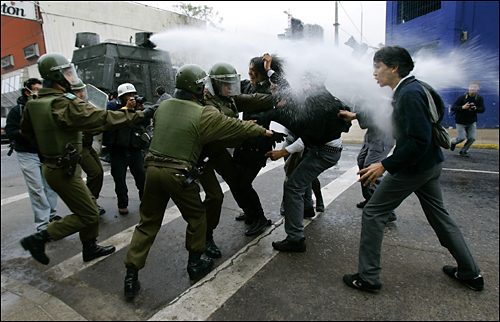 2006년 10월 칠레 산티아고에서 교육법개정을 요구하며 시위하는 고등학교 학생들.