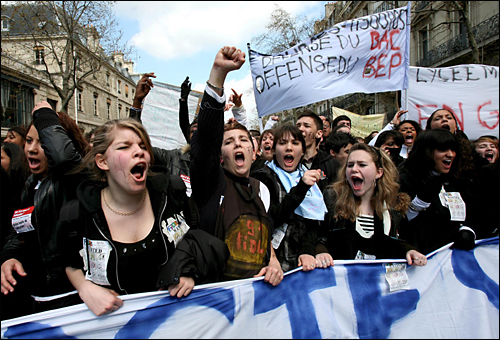 (EPA) 고등교육개혁을 요구하는 학생 시위대
3일 프랑스 파리의 한 고등학교에서 고등 교육 개혁과 교직 감소를 요구하는 학생 시위대가 그들의 배너를 들고 슬로건을 외치고있다. 