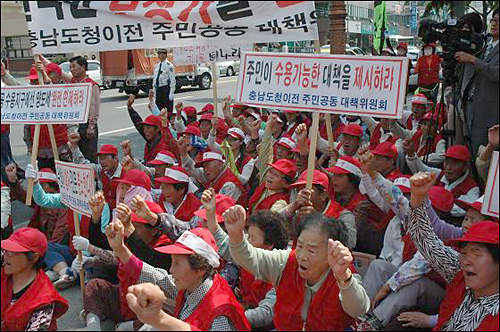 홍성과 예산 주민 200명은 19일 충남도청 동문앞에서 집회를 갖고 있다. 