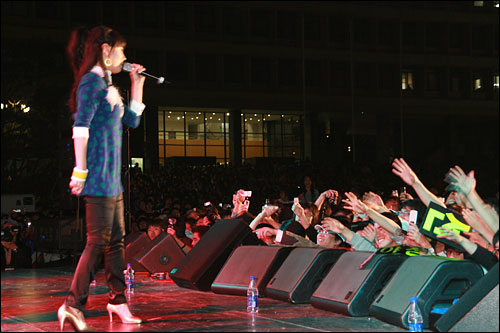 원더걸스의 공연에 환호하는 서울대학교 학생들