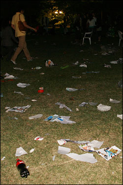 원더걸스의 공연이 끝나고 여러 행사가 뒤를 이었지만 사람들은 사라지고 쓰레기만 남았다.