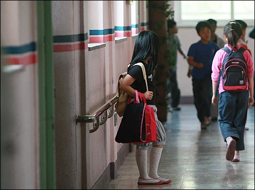 한 초등학교에서 수업을 마친 초등학생들이 집으로 돌아갈 준비를 하고 있다. 