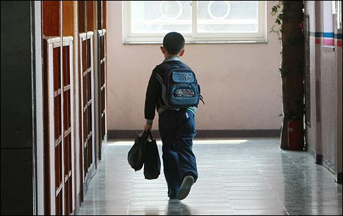 하교를 하고 있는 한 초등학생의 모습