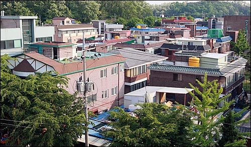 경기도 안산시 단원구 선부동 소형 아파트 단지와 영구임대, 연립 다가구세대로 이뤄진 동네 모습.