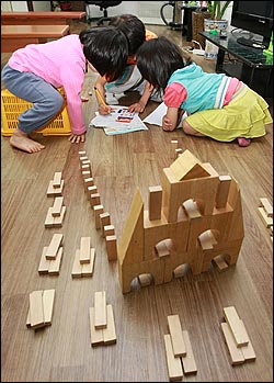 방과 후 초등학생들이 16일 오후 경기도 안산시 단원구 선부동 무지개지역아동센터를 찾아와 친구들과 놀고 있다.