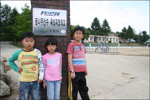 우리나라 최북단 학교의 '나홀로 입학생' 신재응군(맨왼쪽).