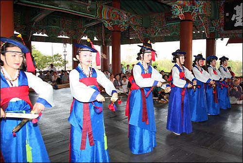 지난해 열린 논개제의 의암별제 중 진주검무를 하는 장면(진주시청 제공)