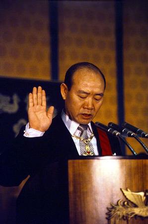 1980년 9월 1일 잠실체육관에서 열린 11대 대통령 취임식에서 대통령 전두환이 취임선서를 하고 있다.