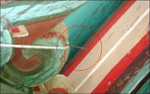 북한산성의 정문 겪인 대서문의 문루 서까래 모습이다. 누군가가 '대못질'을 해놓았다. 
