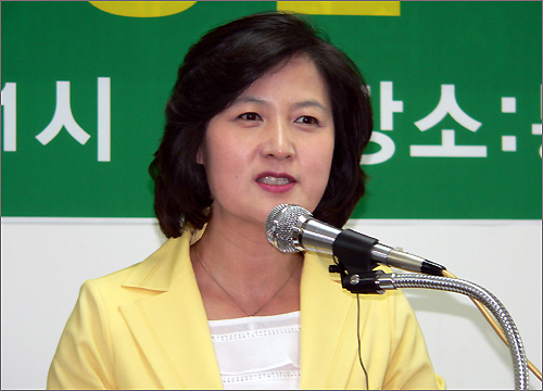 통합민주당 당대표를 노리는 추미애 국회의원 당선자가 20일 대전을 방문, 기자회견을 하고 있다.