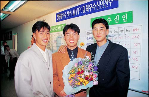94년 트윈스 신인 트로이카 94년 유지현(가운데), 김재현(왼쪽), 서용빈(오른쪽)은 각각 1,2,3번 타자로 개근하며 203타점과 262득점을 합작해냈다. 그 해 트윈스의 우승은 그들 신인 트로이카를 빼놓고 이야기할 수 없다. 