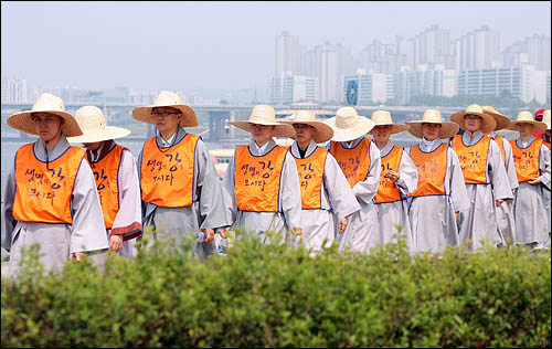 한반도 대운하 건설에 반대하며 지난 2월 전국 국토순례에 나섰던 종교인 생명평화 순례단이 20일 서울에 입성, 한강을 따라 걷고 있다. 