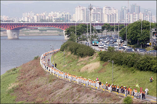 한반도 대운하 건설에 반대하며 지난2월 전국 국토순례에 나섰던 종교인 생명평화 순례단이 20일 서울에 입성, 한강을 따라 걷고 있다. 