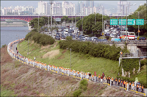 한반도 대운하 건설에 반대하며 지난2월 전국 국토순례에 나섰던 종교인 생명평화 순례단이 5월 20일 서울에 입성, 한강을 따라 걷고 있다. 