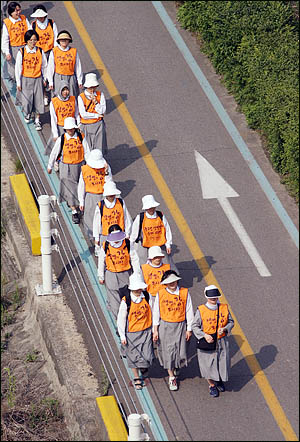 한반도 대운하 건설에 반대하며 지난2월 전국 국토순례에 나섰던 종교인 생명평화 순례단이 20일 서울에 입성, 한강을 따라 걷고 있다. 