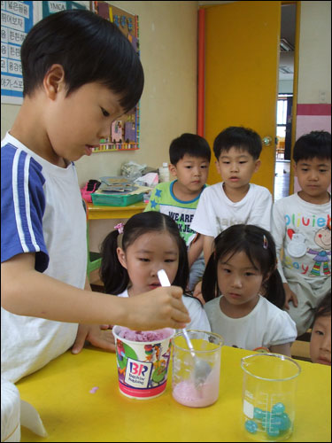  아이스크림에 들어있는 색소를 이용하여 염색 실험을 하고 있는 어린이들(2007년 자료사진)