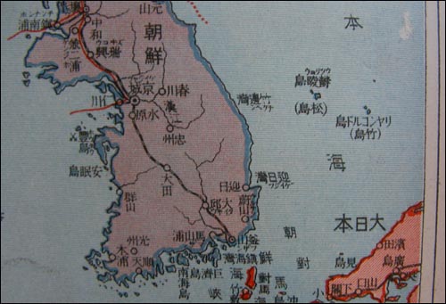 1939년 일본 동경학습사에서 발행한 심상 소학국사회도(尋常小學國史繪圖) 하권 40쪽에 그려진 지도에는 일본 땅은 붉은색으로, 조선 땅은 청회색으로 표시해 놓았다.