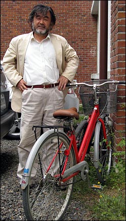 박홍규 교수는 자전거를 이용해 출퇴근하고 있다.