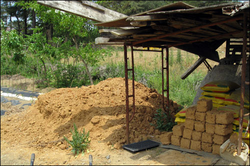 흙집 옆에는 흙벽돌을 만드는 작업터가 있다.