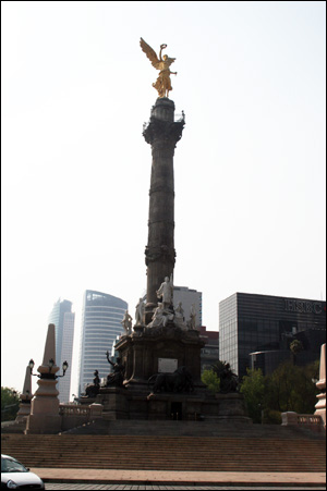 꼭대기 부분에 황금으로 빛을 발하는 천사가 눈부시다. 1910년 당시의 멕시코 대통령인 포르피리오 디아스에 의해 독립 100주년을 기념하여 건립되었다. 멕시코시티의 허브도로인 레포르마 거리 중심에 위치해 있으며 내부에 계단이 있는데 멕시코시티의 지반이 약해 지금은 입구를 통제한다고 한다. 