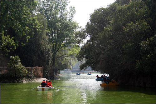차풀테펙 호수 공원 주위로는 휴식을 취하기에 좋은 공원과 산책로, 동물원, 박물관 등이 위치해 있다.
