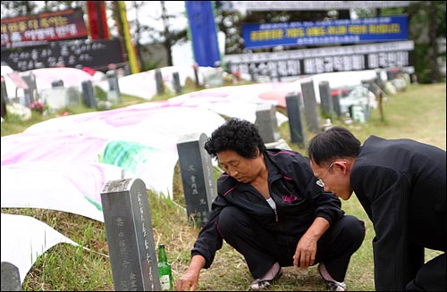 5월 17일 제사를 모시는 분들 언제 어디서 돌아가신 지도 알 수 없어 5월 17일 제사를 모신다고 한다.