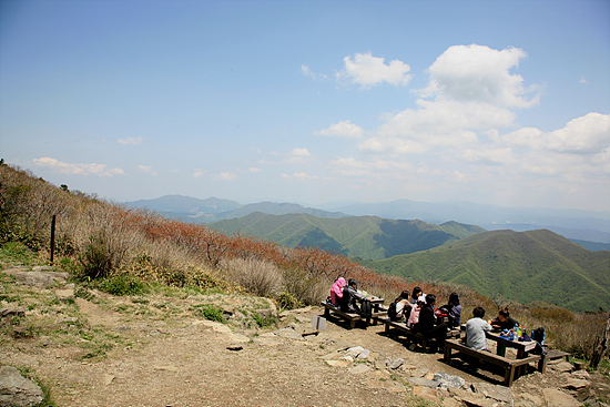 덕유산 산장에서 점심을 즐기는 사람들... 덕유산 산장에서는 장쾌한 풍경과 함께 식사를 할 수 있습니다. 