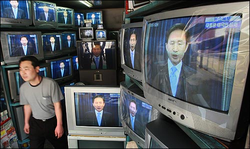 서울 황학동 청계천 중고전자상가에 가득 쌓인 TV들