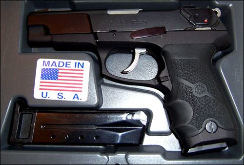 미국에서 총기 사고는 끊임없이 논란이 되고 있지만, 일반인들이 총기를 구하고 소지하는 것은 더 쉬워지고 있다. 사진은 일반인이 쉽게 구할 수 있는 '루거'사의 권총. 