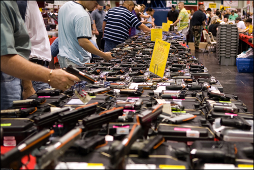 휴스턴에서 열린 '총기 쇼(gun show)'. 총기류 판매 촉진을 위한 행사 가운데 하나다.