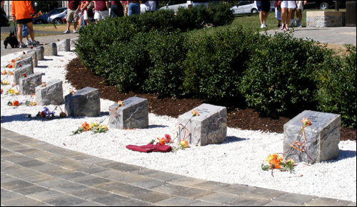 버지니아공대 희생자들을 기리는 추모비. 그들의 죽음을 애도하는 사람들이 가져다 놓은 꽃들이 보인다.