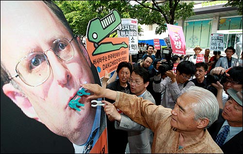 광우병위험 미국산쇠고기 전면수입 반대 국민대책회의는 22일 오후 서울 세종로 미대사관앞에서 기자회견을 열고, 버시바우 대사를 강력하게 규탄했다.