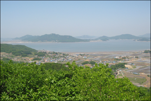  발 아래 펼쳐진 마을, 들, 바다, 그리고 섬. 한 폭의 그림 같다. 