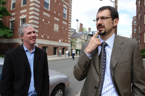 하버드대학교 '논증적 글쓰기 수업' 전담 교수인 토마스 젠 교수(오른쪽)와  제임스 헤론 교수가 하버드대 글쓰기센터 앞에서 이야기를 나누고 있다.