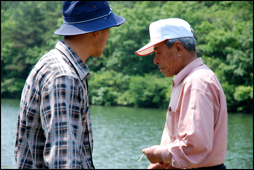 면직원과 마을 사람 장동면에서는 직원을 보내서 물 문제를 해결할 수 있도록 도움을 주고 있다.