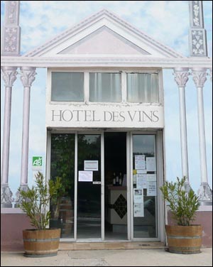 코랑스 유기농 와인을 판매하는 Hotel des Vins('와인의 집') 바깥 풍경. 문 왼쪽에 보이는 녹색의 'AB'는 프랑스에서 유기농 제품을 공식 인정하는 라벨이다.