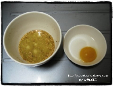 노른자와 흰자를 분리하고 흰자에는 참기름(2~3방울), 후추, 깨소름을 넣고 섞어준다.