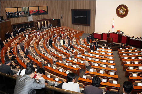 23일 국회 본회의에 상정된 정운천 농림수산식품부 장관 해임건의안이 한나라당 의원들이 불참한 가운데 표결에 부쳐지고 있다.