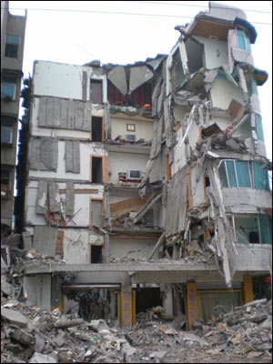 쓰촨 대지진으로 폐허가 된 건물.