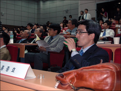 '한반도 대운하' 찬반 토론에 참여한 반대 측 한양대 홍종호 교수