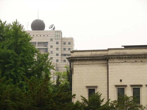 미술관으로 쓰이는 석조전 서관 뒤로 통신 안테나를 탑재하고 있는 러시아대사관.